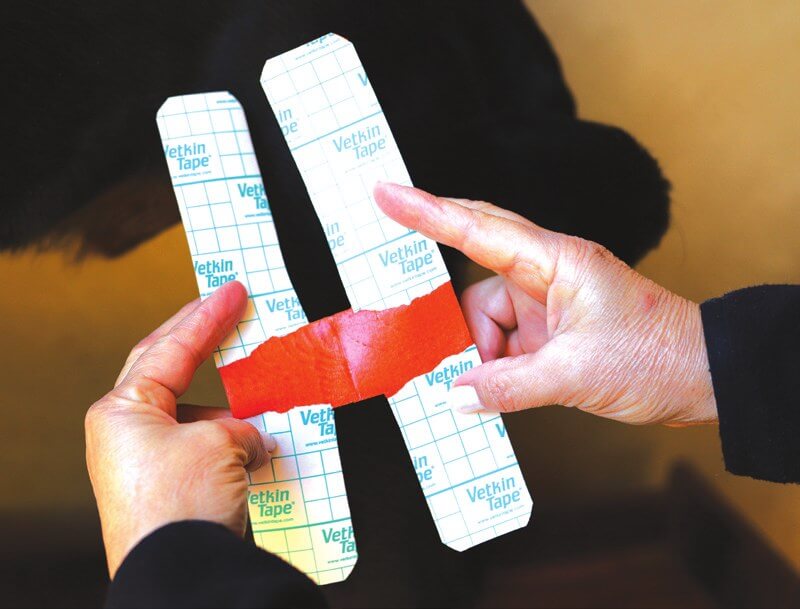 Het rugpapier verwijderen van de H-vormige tape